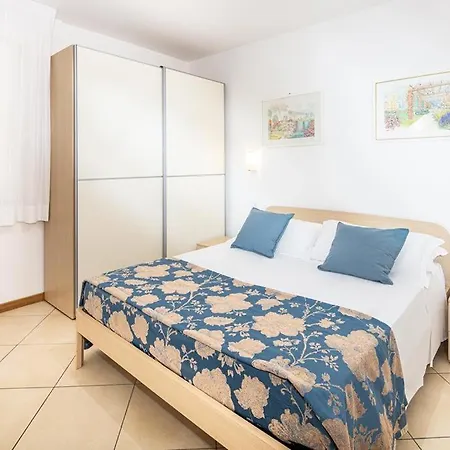 アパートホテル Aurora 4*